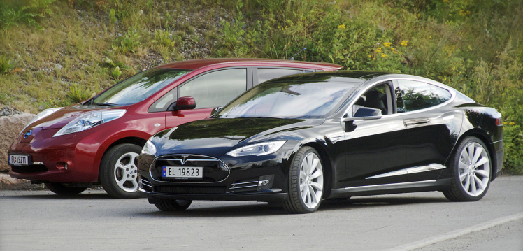 Tesla Model S (front) and Nissan Leaf (back) in Norway